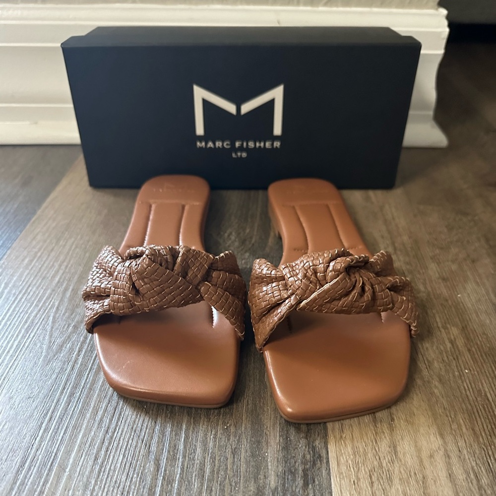 Never worn!! Marc Fisher Sandal